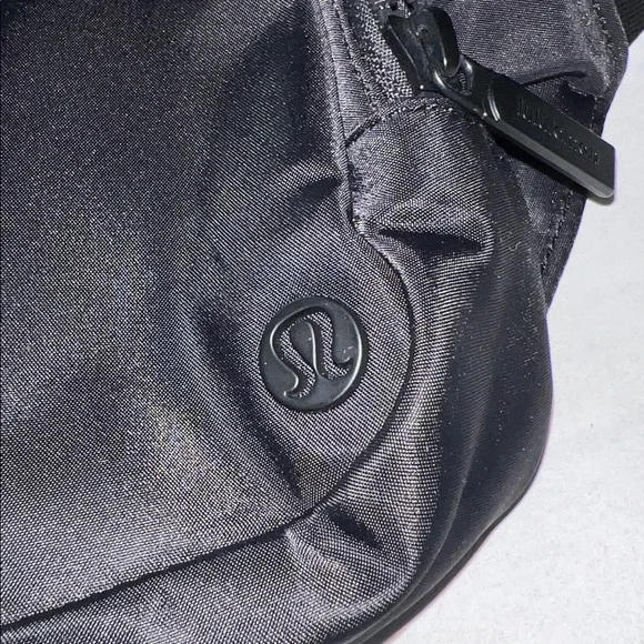 Lululemon everywhere belt bag LARGE W/long strap 2L - Picture 2 of 12